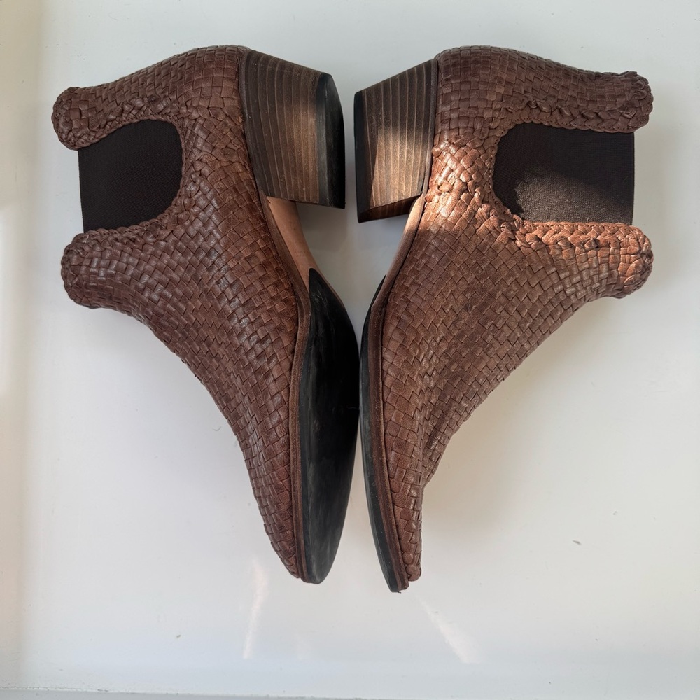 Aquatalia Womens Ankle Boots Perforated Leather Block Heel Booties Size 8
.5 - Picture 3 of 5